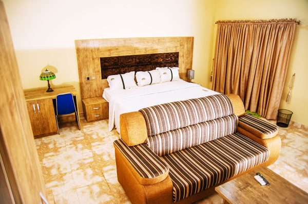 EXECUTIVE SUITE - Image 3